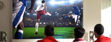 Quiero ver el cine, el futbol y los videojuegos a lo grande: es mejor un proyector o una tele de gran formato
