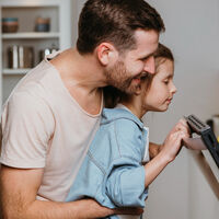 Qué significa que tu hijo siempre busque tu aprobación, según la psicología 