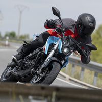 Un curso obligatorio de 7 horas y 300 euros: España estudia el modelo francés para llevar motos de 125 cc