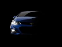 El nuevo Chevrolet Cruze asoma desde la oscuridad