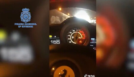 Se graba triplicando los límites de velocidad máxima permitida en un Ferrari, lo sube a TikTok y acaba detenido
