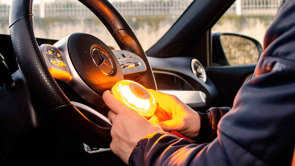 Las luces V16 baratas y conectadas están inundando Internet. Pero muchas son falsas: este es el truco para saber si está homologada