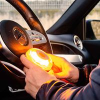 Si has comprado tu luz V16 conectada por menos de 30 euros, probablemente sea falsa. Cómo comprobarlo en segundos