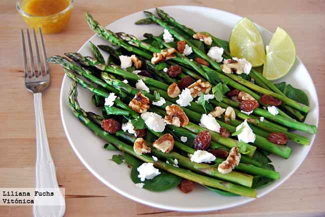 Espárragos cítricos con queso y nueces. Receta saludable