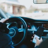 Guerra al móvil en el coche: con la nueva Ley de Tráfico la DGT restará seis puntos si lo usas incluso estando en un semáforo