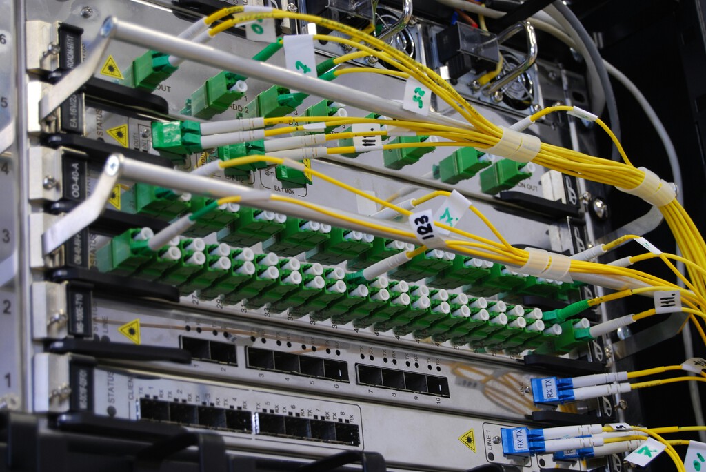 Japón destroza de nuevo el récord de transmisión de datos con 1,02 petabits por segundo. Lo impresionante ha sido la distancia 