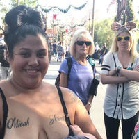 La reacción de una madre que amamantaba a su hijo en Disneyland al notar que dos mujeres la veían mal 