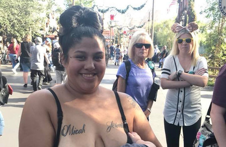 La reacción de una madre que amamantaba a su hijo en Disneyland al notar que dos mujeres la veían mal