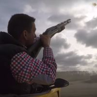 ¿Qué hace este tío disparando desde un Ferrari SA Aperta? 