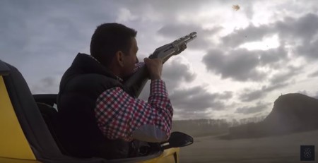 ¿Qué hace este tío disparando desde un Ferrari SA Aperta?