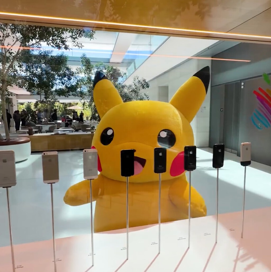 Pikachu visita el Apple Park: la reunión más surrealista para despedir a Tim Cook 