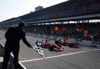 Los Ferrari entran en meta a la vez en Indianapolis 2002