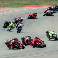 "Es peligroso, no es divertido y nunca lo verás en una moto de calle". Presión en MotoGP para prohibir ya su pieza más polémica 