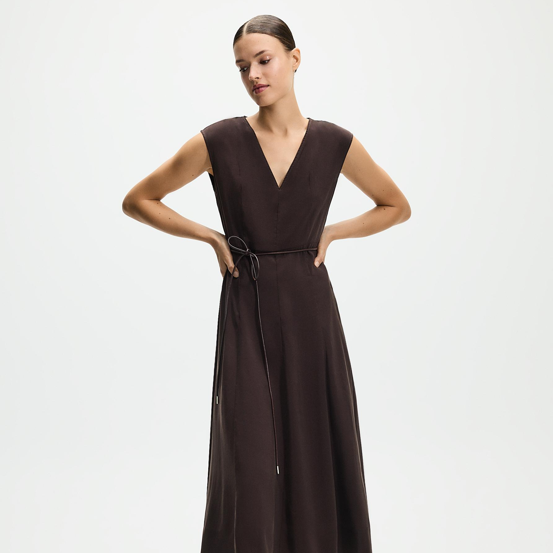 Vestido midi con cinturón