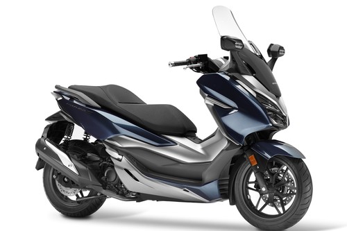 Honda sorprende con el Forza 300, un scooter premium repleto de tecnología y con mucho espacio de carga