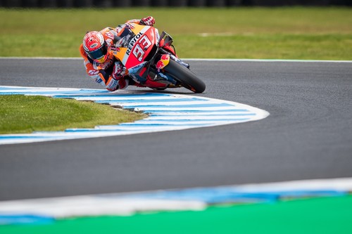 Marc Márquez juega con Maverick Viñales para ganarle el Gran Premio de Australia en la última vuelta