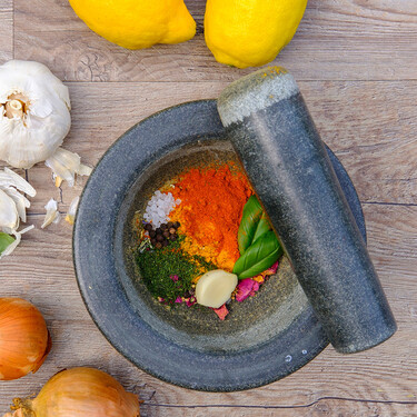 En defensa del mortero, un ancestral utensilio de cocina que sigue siendo imprescindible para muchas recetas 