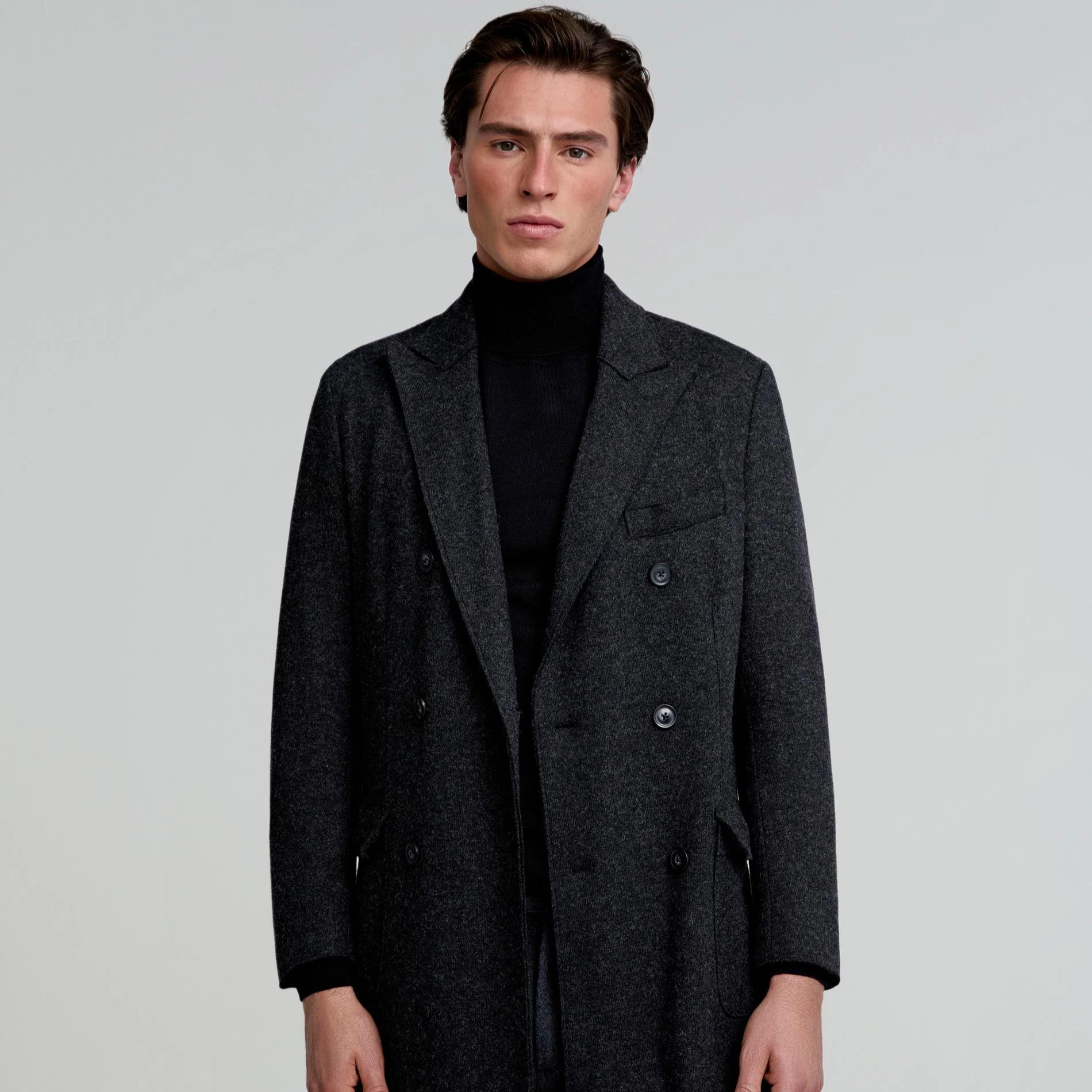 Abrigo de paño de hombre con solapas y cierre cruzado

