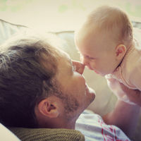 Los funcionarios que sean padres en 2019 tendrán un permiso de paternidad de ocho semanas