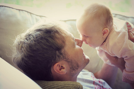 Los funcionarios que sean padres en 2019 tendrán un permiso de paternidad de ocho semanas