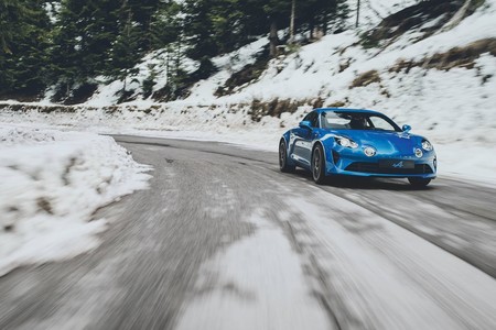 Porque dos no son suficientes, el Alpine A110 se escapa en ocho fotos nuevas