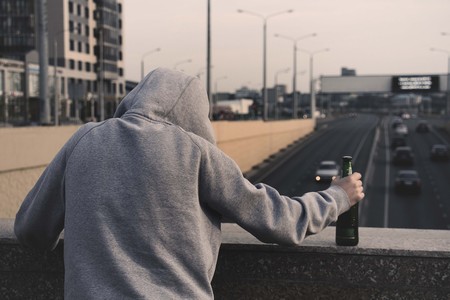 El consumo de alcohol es el principal factor de riesgo evitable de la demencia