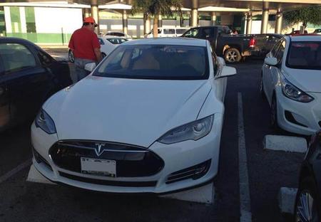 Dolorpasión™: Un minuto de silencio por el Tesla Model S mexicano incendiado (vídeo incluido)