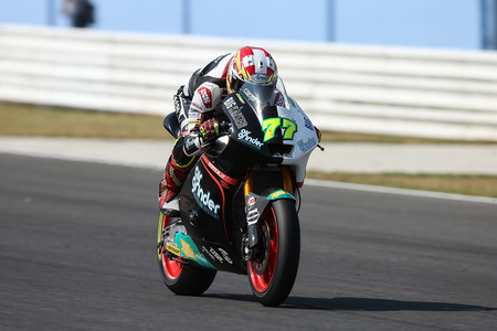 Dominique Aegerter reina sobre el aguacero de Misano y aprieta el mundial de Moto2