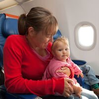Unos padres que viajaban en avión con su bebé por primera vez regalan un detalle a los pasajeros para disculparse por adelantado 