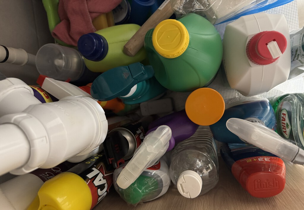 Pocos lo saben, pero este es el enorme peligro al mezclar estos dos conocidos productos de limpieza que hay en casa