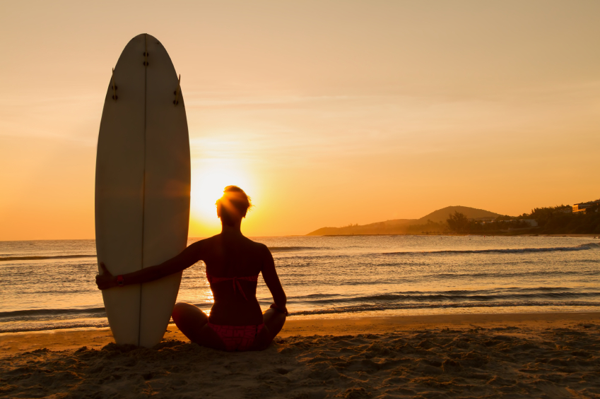 Pilates y yoga sobre una tabla de surf