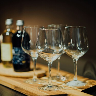 La nueva estantería de Lidl es puro lujo: tiene espacio para nuestras mejores botellas de vino y colgador de copas 