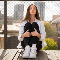 ¿Debería preocuparme si mi hijo adolescente tiene pocos amigos?