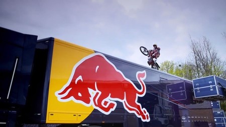 Dougie Lampkin visita a sus amigos de Red Bull Racing