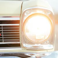 Ni con faros LED, ni con matriciales: un vallisoletano se adelantó medio siglo a los faros anti-deslumbramientos con una malla metálica