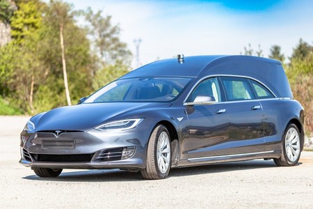 Ya puedes disfrutar de un Tesla Model S convertido en coche fúnebre por 'tan solo' 185.000 euros