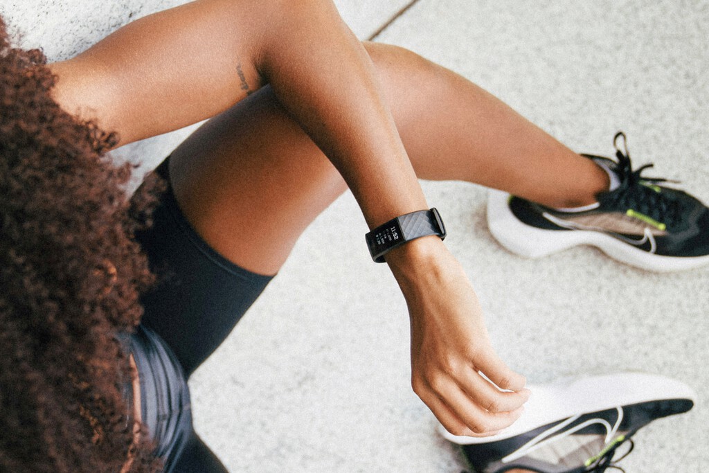Tu Fitbit hablará contigo. Google afina su IA para orientarla hacia la salud