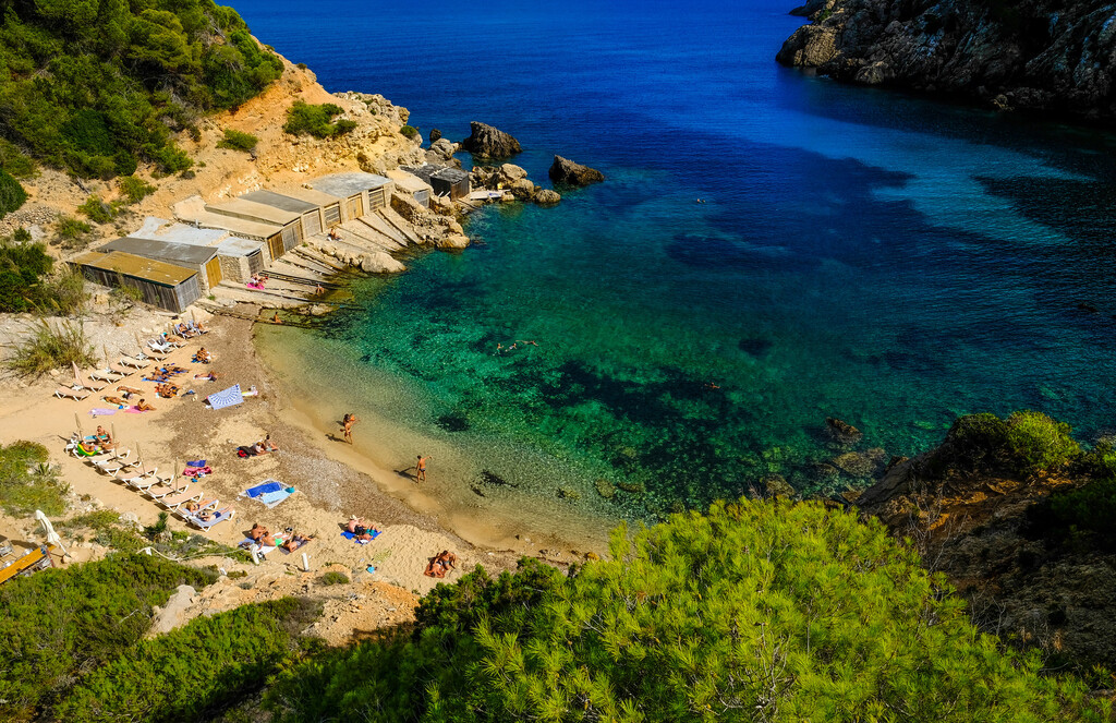 En Ibiza las villas de lujo y 'beach clubs' se han adueñando de las zonas de baño. Y los vecinos están diciendo basta