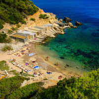 Ibiza se las prometía felices con sus calas. Hasta que las villas de lujo y 'beach clubs' empezaron a privatizarlas con hamacas