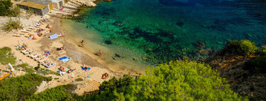 Ibiza se las prometía felices con sus calas. Hasta que las villas de lujo y 'beach clubs' empezaron a privatizarlas con hamacas