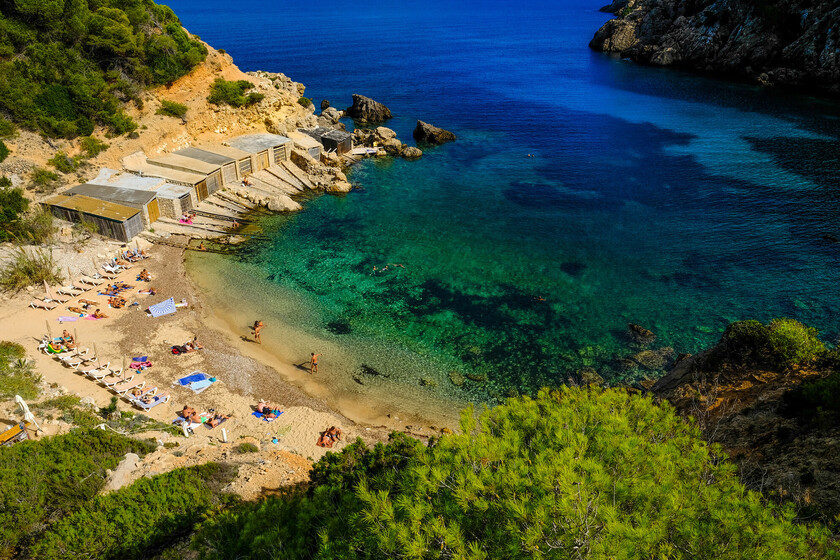 En Ibiza las villas de lujo y  beach clubs  se han adueñando de las zonas de baño. Y los vecinos están diciendo basta