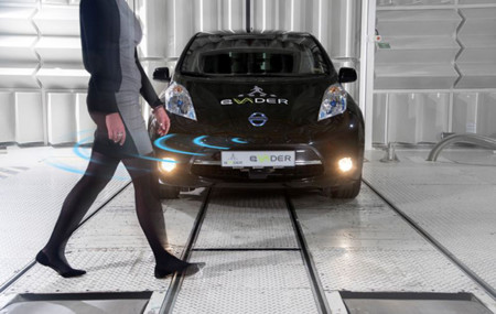 Calladito te ves... ¡Menos! Nissan añade a sus autos eléctricos una alerta auditiva para peatones