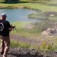 Dice que Harley-Davidson se ha convertido en "progre" y destruye su moto de 30.000 euros a tiros y cañonazos