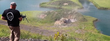 Dice que Harley-Davidson se ha convertido en "progre" y destruye su moto de 30.000 euros a tiros y cañonazos 