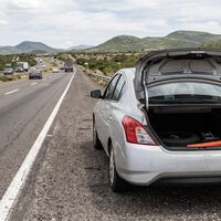 Voy en carretera y debo sacar algo de la cajuela, ¿me pueden multar por orillarme en el acotamiento? 