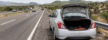 Voy en carretera y debo sacar algo de la cajuela, ¿me pueden multar por orillarme en el acotamiento? 