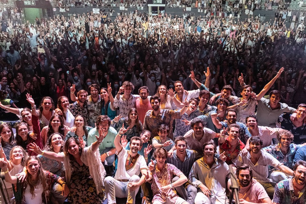 El catolicismo "pop" de Hakuna y Llamados está llenado pabellones con miles de jóvenes. El problema: parecen evangélicos