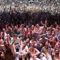 El catolicismo "pop" de Hakuna y Llamados está llenado pabellones con miles de jóvenes. El problema: parecen evangélicos 