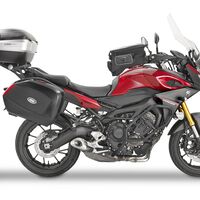 Este soporte de alforjas para moto permite el montaje y desmontaje en un solo movimiento y viene con sello GIVI