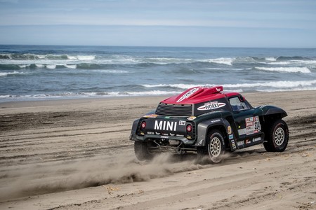 Alguno se tomó tan en serio lo de la navegación en el Dakar, que terminó dentro del mar. Por Yazeed Al Rajhi